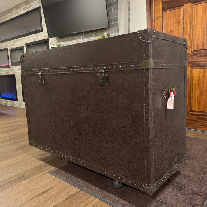 tvliftcabinet's tweet photo. Showroom Deal - Ellis Trunk 73007 Leather TV Lift Cabinet   Now $2,199 (Reg. $3,499) Old World style. Modern tech. Timeless look.

Shop it: https://t.co/7TIOWN9A2k

#Touchstone #TVLiftCabinet #EllisTrunk #LeatherFurniture #HomeStyle #SmartHome #FurnitureDeals #InteriorDesign https://t.co/QI6DthFGfQ