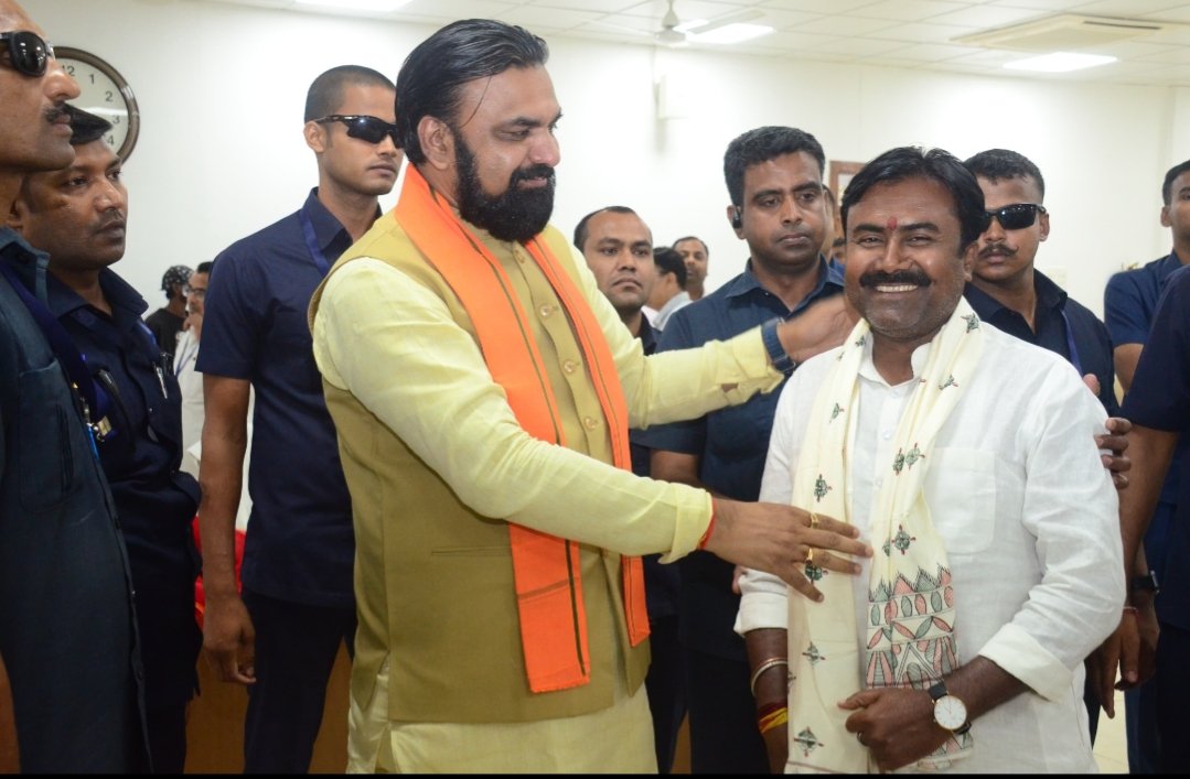 ramahealer's tweet image. आज बिहार के माननीय मुख्यमंत्री आदरणीय अभिभावक श्री सम्राट चौधरी जी से मिलकर अपनी शुभकामनाएं प्रेषित की !💐
आपके ऊर्जावान एवं अनुभवी नेतृत्व से समृद्ध बिहार का सपना अवश्य पूरा होगा !!🚩
आशीर्वाद और प्यार के लिए हृदयतल से आभार !!!🙏
#SamratChoudhary #NDA4Bihar 
@samrat4bjp