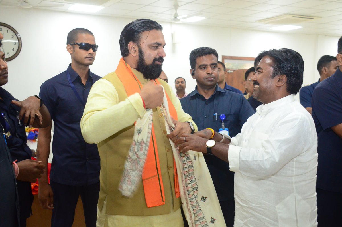 ramahealer's tweet image. आज बिहार के माननीय मुख्यमंत्री आदरणीय अभिभावक श्री सम्राट चौधरी जी से मिलकर अपनी शुभकामनाएं प्रेषित की !💐
आपके ऊर्जावान एवं अनुभवी नेतृत्व से समृद्ध बिहार का सपना अवश्य पूरा होगा !!🚩
आशीर्वाद और प्यार के लिए हृदयतल से आभार !!!🙏
#SamratChoudhary #NDA4Bihar 
@samrat4bjp