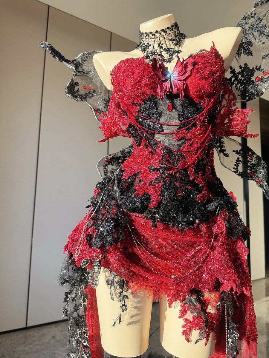 mermaid_lucia_'s tweet photo. Dilraba in our custom ruby outfit β crimson lace, black embroidery, rose details, and a dramatic veil hat. A bold statement of dark romance and couture elegance. β€οΈπ€
#Dilraba #ZIWU #RubyOutfit #GothicFashion #Couture #RedAndBlack #DarkRomance https://t.co/ilyTZ7fG24