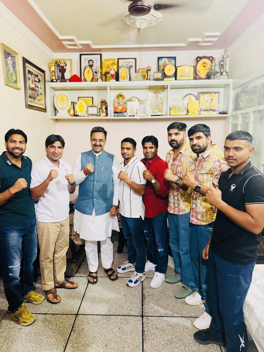 परिवार और भाईचारा भी बॉक्सिंग की तरह ही होता है—
जितनी मेहनत, समर्पण और ईमानदारी से आप इसे निभाते हैं,
उतना ही यह मजबूत और अटूट बनता जाता है।
रिंग की तरह ही यहाँ भी हर चुनौती आपको और करीब लाती है,
और हर संघर्ष रिश्तों को और मजबूत बना देता है।
— राजेश कुमार राजौंद
:
#BoxingFamily