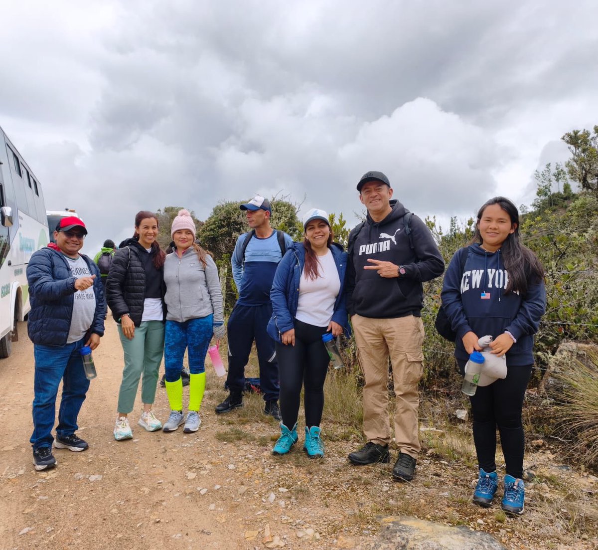 SecFPublicaCund's tweet photo. #AEstaHora, nuestros funcionarios disfrutan de una inspiradora caminata ecológica en #Guasca, recorriendo las hermosas Lagunas de Siecha 🌿💧
Un espacio para conectar con la naturaleza, fortalecer el equipo y recargar energías. https://t.co/Dpm90rf6is
