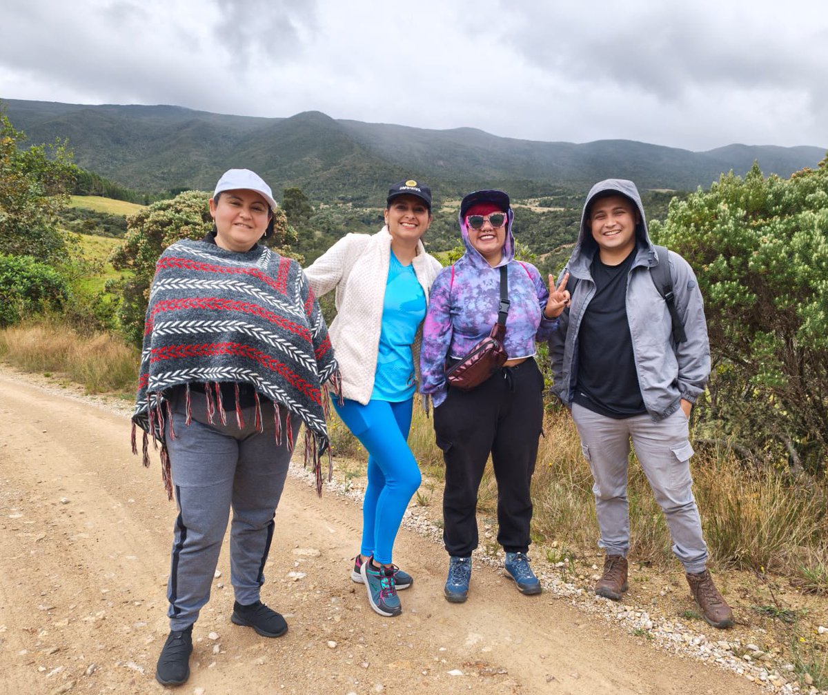SecFPublicaCund's tweet photo. #AEstaHora, nuestros funcionarios disfrutan de una inspiradora caminata ecológica en #Guasca, recorriendo las hermosas Lagunas de Siecha 🌿💧
Un espacio para conectar con la naturaleza, fortalecer el equipo y recargar energías. https://t.co/Dpm90rf6is