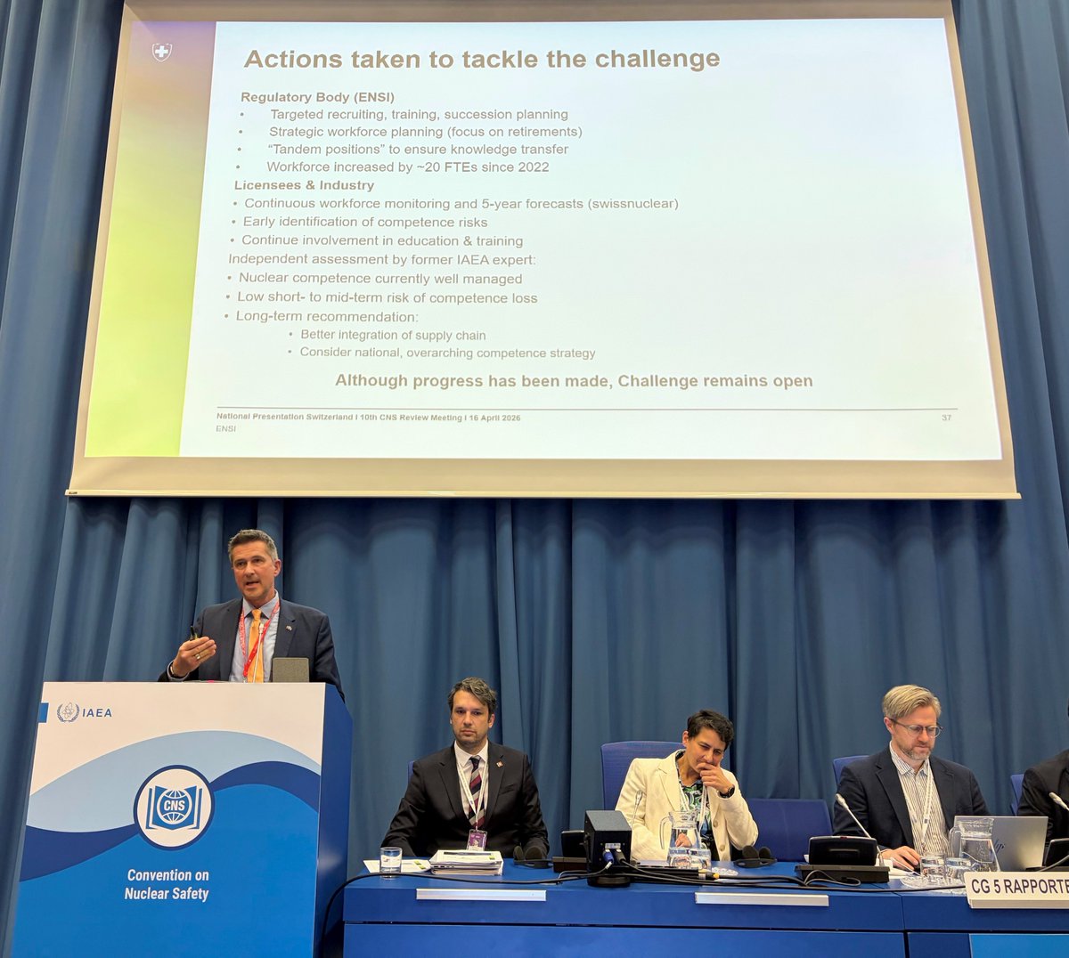IFSN_CH's tweet photo. Aujourd'hui, @marc_kenzelmann , directeur de l'IFSN, a présenté le rapport suisse dans le cadre de la 10e conférence d'examen de la #CNS. Le rapport a été bien accueilli ; quatre domaines présentant de bons résultats et un point à améliorer ont été identifiés. https://t.co/rIpW7TNRDi