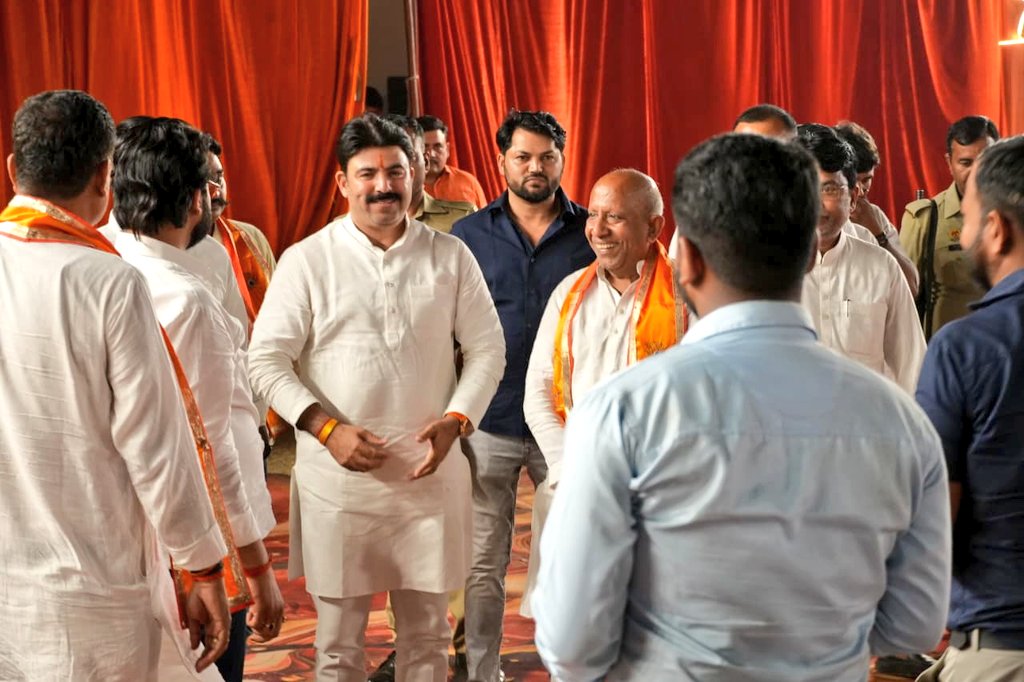 देवरिया हाटा के सीमा पर स्थित बलुआ बाजार में श्री मनोज पांडेय जी के प्रतिष्ठान पर आयोजित श्रीमद् भागवत कथा में सम्मिलित होकर पूजन अर्चन की एवं सभी के सुख समृद्धि की कामना की।

इस अवसर पर अनेकों शुभछुओं से भी सुखद एवं ऊर्जादायक भेंट हुई।

प्रभु श्रीराम जी की कृपा निरंतर सभी पर बनी