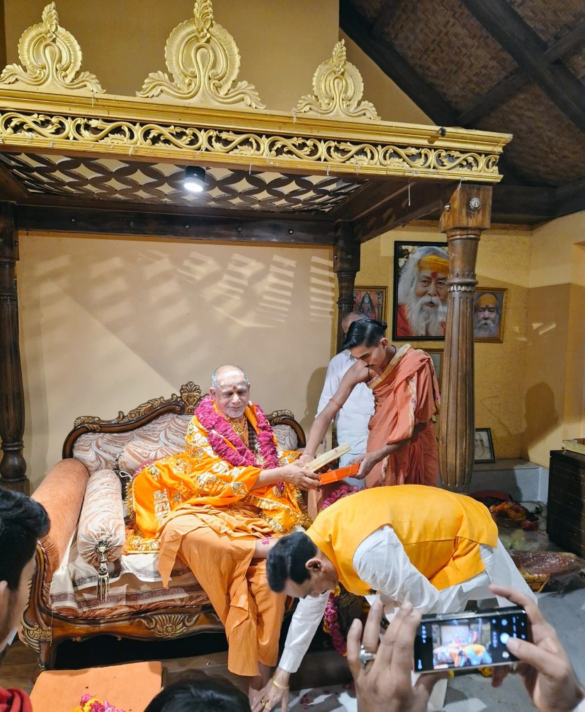 अध्यात्म के प्रकाश स्तंभ, अनंत श्री विभूषित द्वारका-शारदा पीठाधीश्वर जगद्गुरु शंकराचार्य स्वामी श्री सदानंद सरस्वती जी महाराज से भोपाल में भेंट कर जन्मदिन के अवसर पर आशीर्वाद प्राप्त किया। महाराज श्री का आशीर्वाद हृदय को शांति और नई चेतना से भर देने वाला है। उनके श्रीचरणों में
