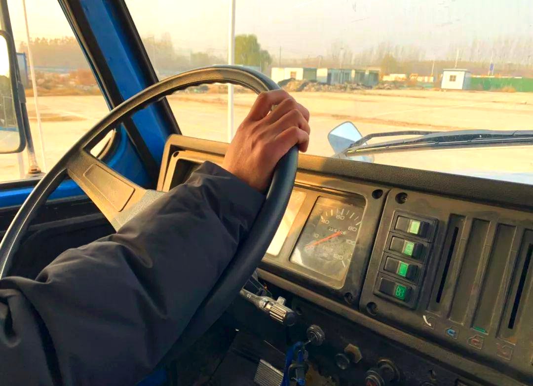 paisanarayakul's tweet image. First time driving without an instructor—stalled 3x, but nailed parallel parking on the 4th try!  #LearnerDriver #NewDriverVibes