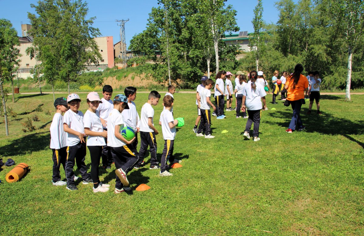 AjuntaMartorell's tweet photo. 🤸Més de 700 infants i joves fan esport al carrer en el Dia de l’Educació Física #DEFC
➡️https://t.co/gKRTMSEGHS https://t.co/fhfqqHVVaV