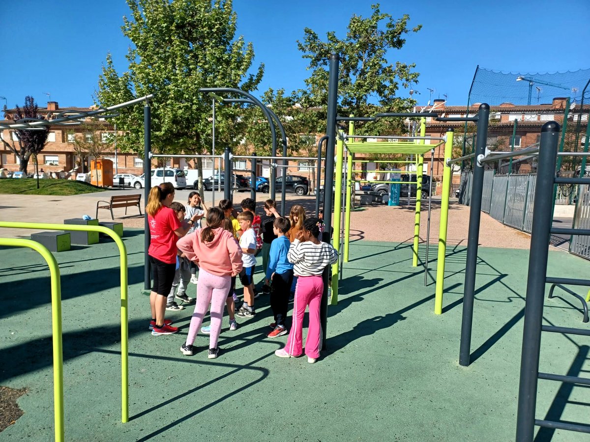 AjuntaMartorell's tweet photo. 🤸Més de 700 infants i joves fan esport al carrer en el Dia de l’Educació Física #DEFC
➡️https://t.co/gKRTMSEGHS https://t.co/fhfqqHVVaV
