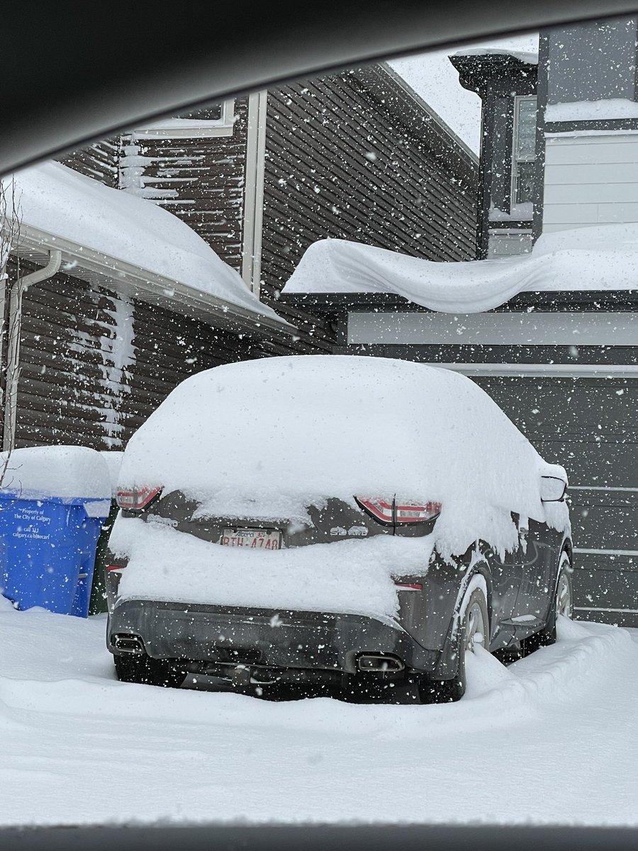 yycwx_inam's tweet image. This is April 16th in #Calgary! As of 9:50 am, we have close to 31cm of snow on the ground in SW! And it is still coming down heavy #yyc #abstorm