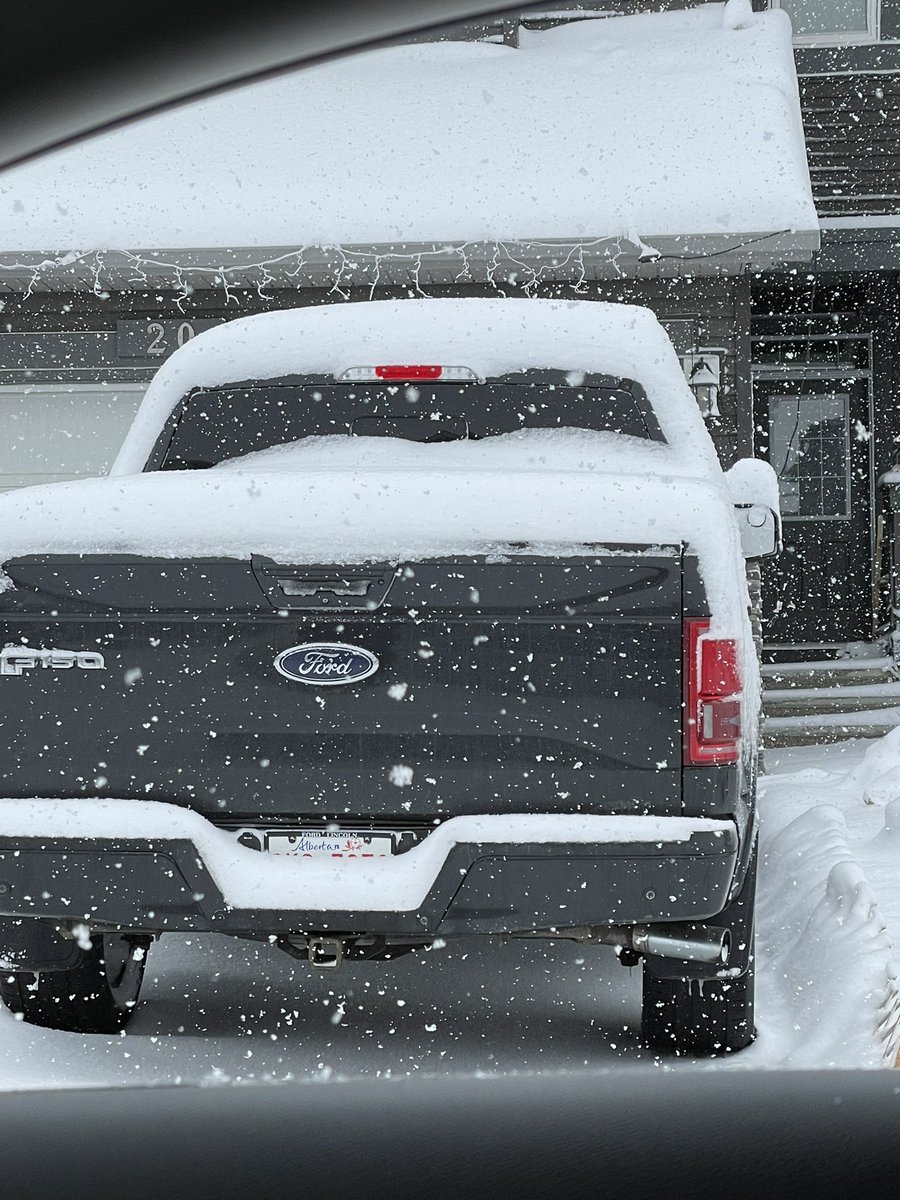 yycwx_inam's tweet image. This is April 16th in #Calgary! As of 9:50 am, we have close to 31cm of snow on the ground in SW! And it is still coming down heavy #yyc #abstorm
