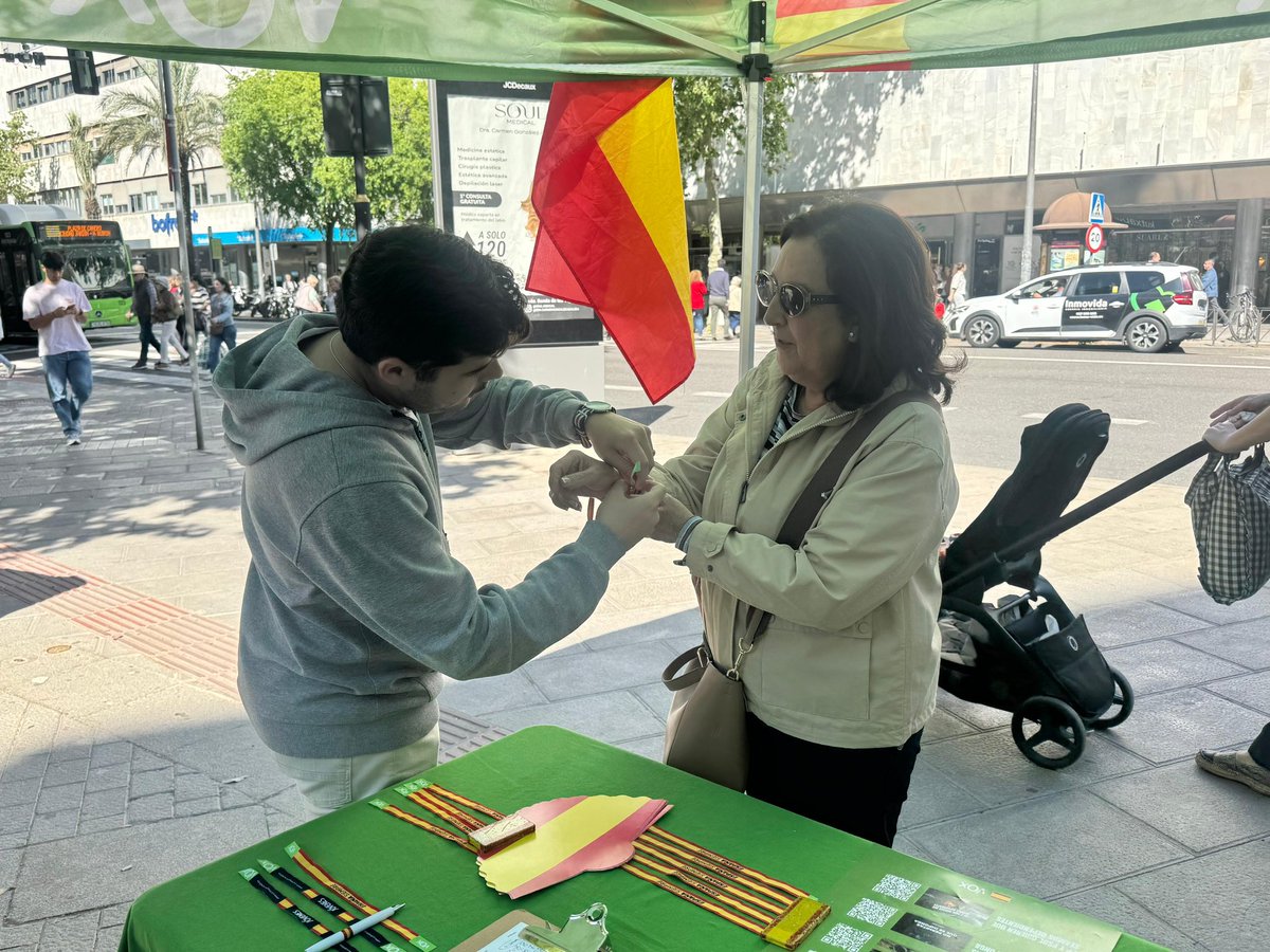 Córdoba despierta.

Hoy, en el Bulevar del Gran Capitán, lo hemos vuelto a ver: hay ganas de VOX.

Basta de promesas incumplidas y del bipartidismo ruinoso.

Cada vez más cordobeses lo tienen claro: frente a los de siempre, una alternativa firme.

Seguimos en la calle. 💪🇪🇸