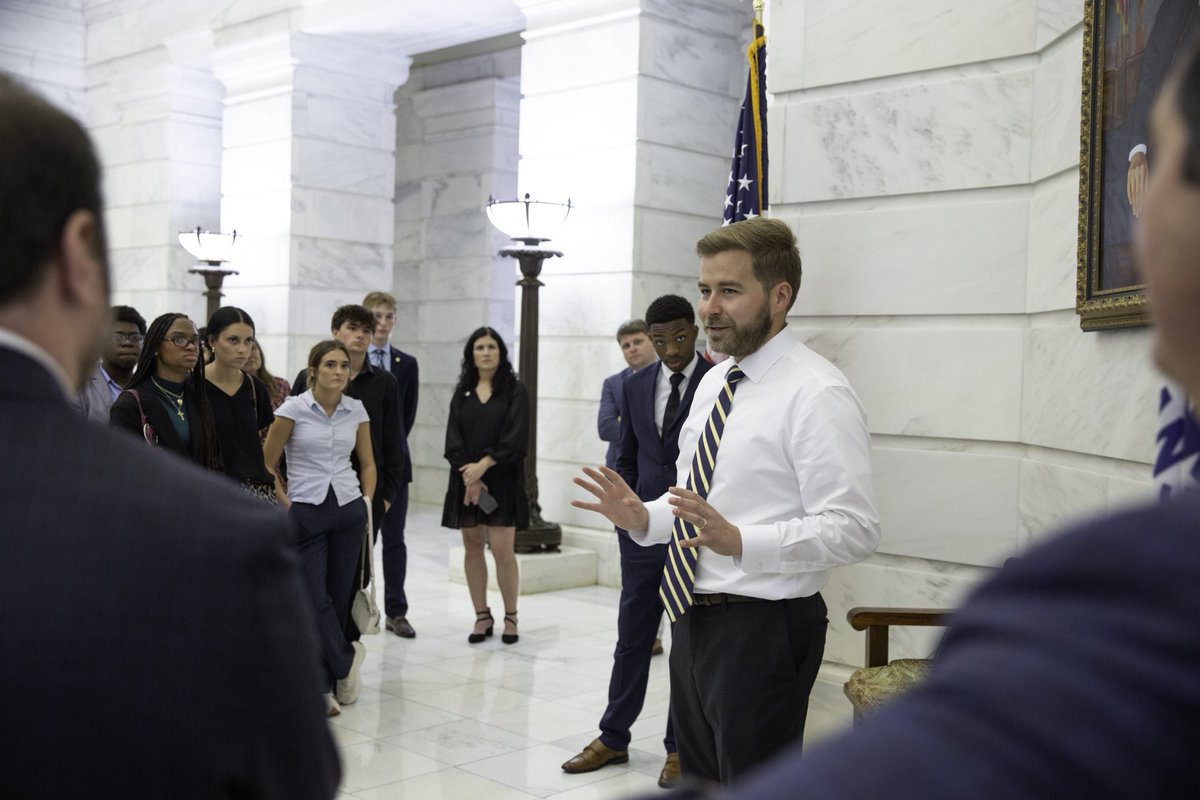 Cole_Jester's tweet photo. I am thankful for the leadership development programs around the state. It was great to meet the men and women of Leadership Hot Springs and talk about the amazing accomplishments of Arkansas the past few years. We have much to be grateful for. https://t.co/IlcrxdAvNV