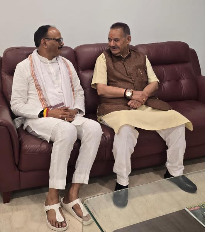 brajeshpathakup's tweet photo. आज जनपद मथुरा के फरह में मा० मंत्री, उत्तराखंड सरकार श्री गणेश जोशी जी से भेंटकर कुशलक्षेम जाना। 

@ganeshjoshibjp https://t.co/9WHdkpMsEw