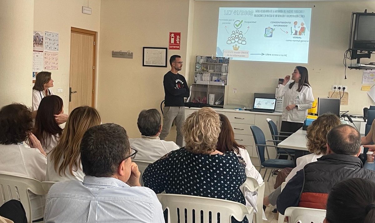 SaludVictoria's tweet photo. Sabemos que hablar de leyes y protección de datos no es fácil, pero es necesario para hacer más segura la práctica profesional.
Hoy contamos con sesión clínica magistral de nuestros referentes del centro de salud.
Seguimos mejorando #SomosVictorianos y hacemos #VictoriaContigo https://t.co/DBxyn44GOl