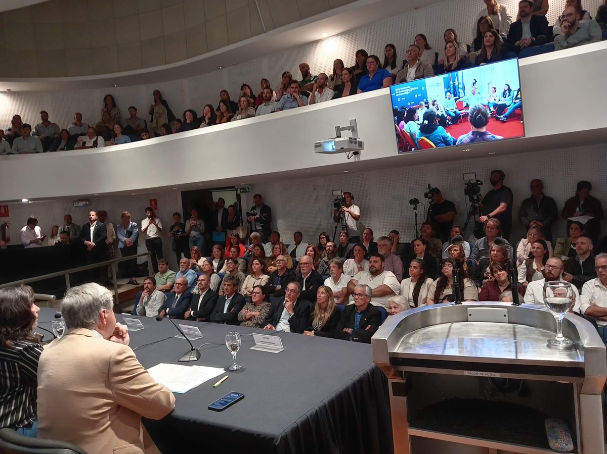 INEFOPoficial's tweet image. #AgendaEstratégicaINEFOP ➡️ Damos inicio a la presentación de la Agenda Estratégica 2026–2030.

👉 Seguimos en vivo en YouTube: bit.ly/4sCCdGL

#INEFOP #Formación #Trabajo
