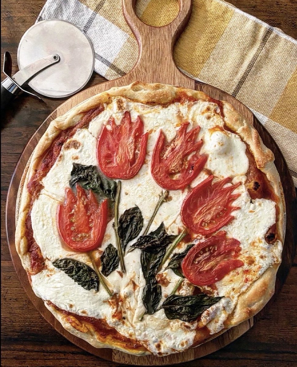 TinaMartino7's tweet image. Time to brighten up those pizza’s! This margherita pie is my creative, delicious way to kick off springtime. 🌷🍕 #margheritapizza #pizzaart #getcreative #foodart #springtime