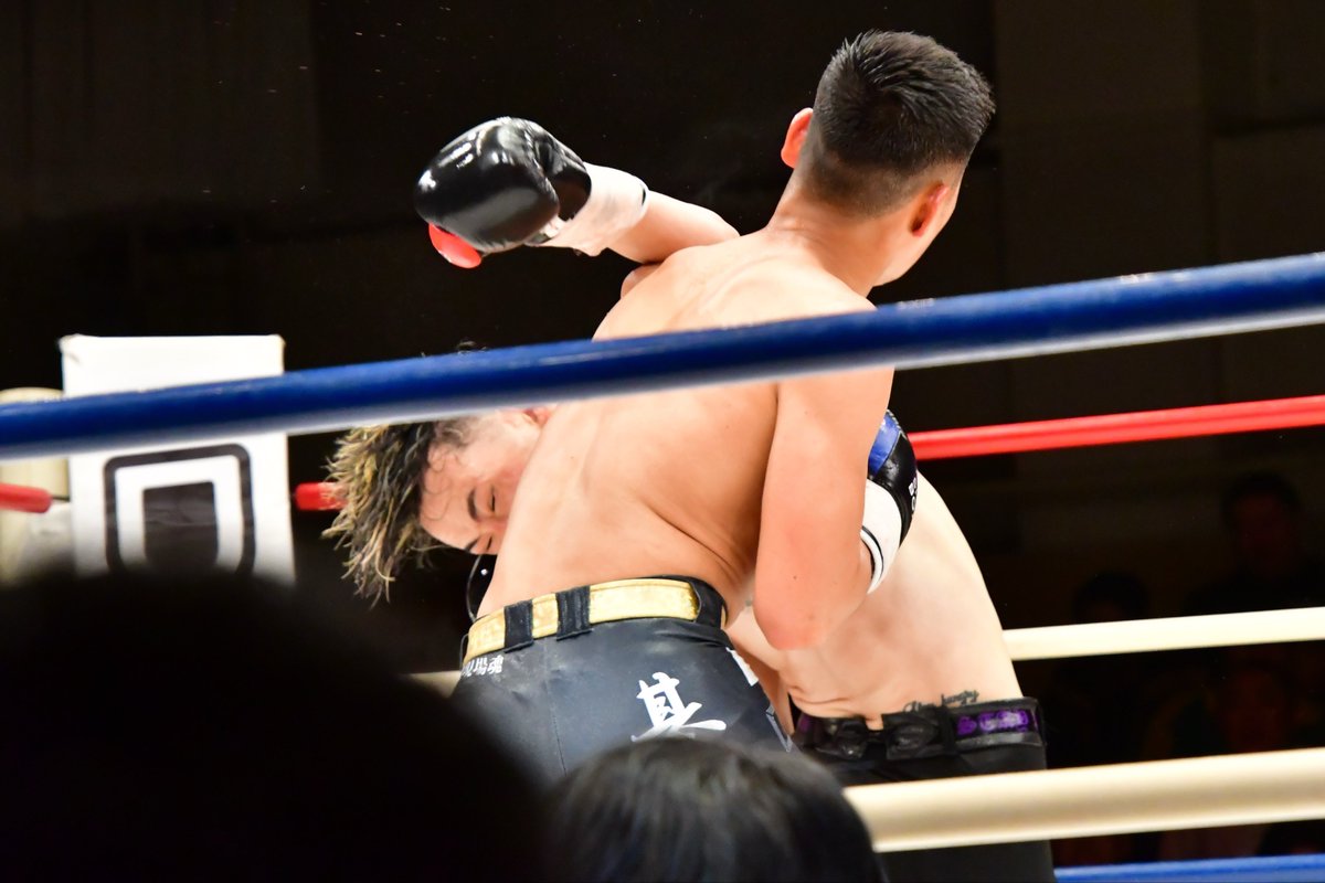 Executioner893's tweet photo. 5R終盤の両選手の激烈な打撃攻防に場内の大歓声は更に高まるばかりだった。手塚翔太選手のパンチで基山幹太選手が後退するとレフェリーが試合を止めた。このレフェリーの判断は間違いなく正しい。翔太選手が5R TKO勝ちでSB日本ライト級 新王者となった。
#shootboxing https://t.co/dGA7fILHQO
