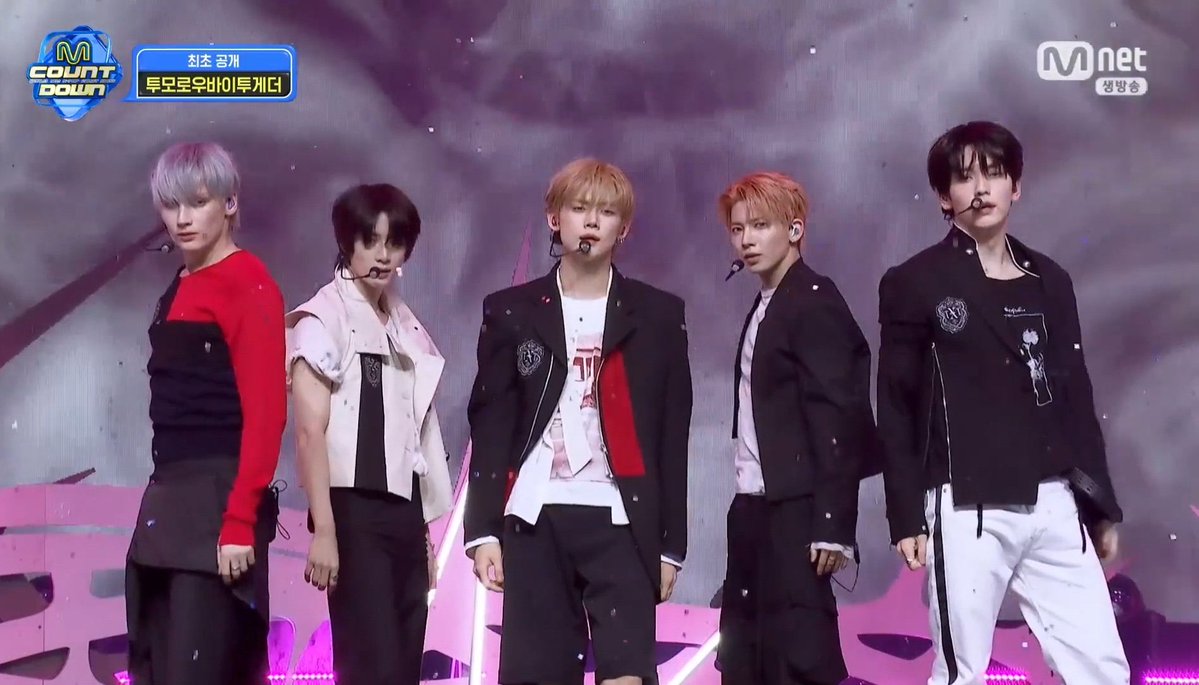 หลังจากที่ไปนอนคิดมาทั้งวัน เราก็เข้าใจความหมายของชุดทีเร้กสเตจนี้แล้วค่ะ สไตลิสคงตั้งใจสื่อคอนเซปอารมณ์วิตกกังวล ความขัดแย้งภายในตัวเองจากสีแดงที่ตัดเข้ามากับชุด ทำให้มีความรู้สึกหงุดหงิดในใจ ตีความเมสเสจจากบั้มดีมาก สุดท้ายแล้วก็อยากให้ไล่ทีมสไตล์ลิสออกค่ะ ชุดอะไรของมันวะนั่น