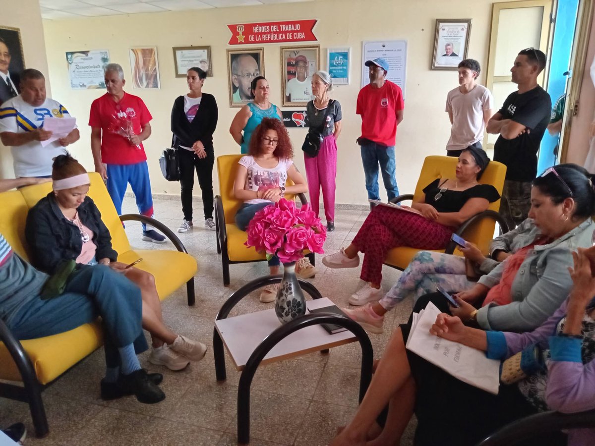 Matutino en la oficina de la EMBER Las Tunas. Se dan a conocer las efemérides de este abril de Victorias haciendo énfasis en el día 19 la Victoria de Playa Girón y hoy 16 la fundación del  PCC y proclamación del carácter socialista de nuestra Revolución.#EmberLasTunas
#SiSePuede