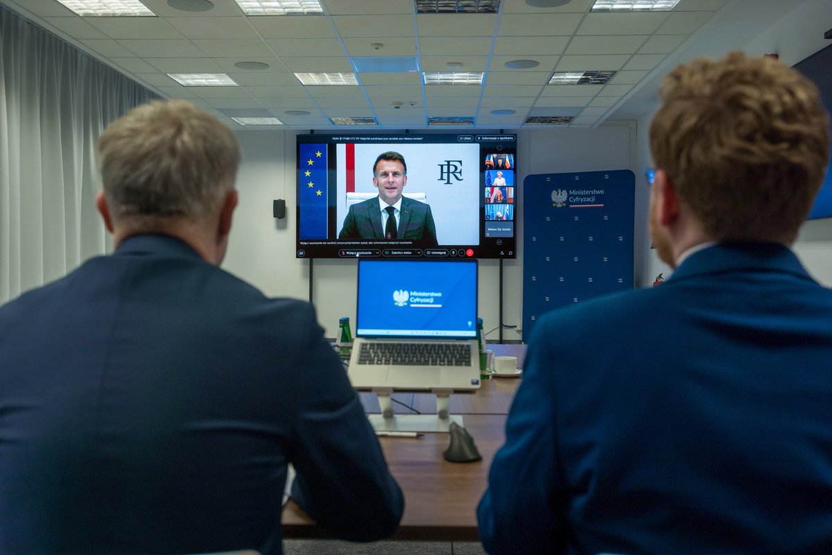 DStanderski's tweet photo. Call z @KGawkowski @EmmanuelMacron @GiorgiaMeloni @sanchezcastejon @vonderleyen @_FriedrichMerz oraz innymi liderkami i liderami 🇪🇺 w sprawie narzędzi weryfikacji wieku i ochrony dzieci w Internecie. Mamy narzędzia, mamy pomysły i wspólny cel - ochronę najmłodszych. Teraz przechodzimy do działań. Więcej informacji wkrótce. 🇵🇱📱
