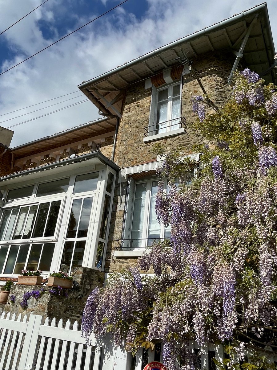 LudoLEJEUNE's tweet image. 📷 Dans cette ville de @larochesuryonfr, j’ai toujours bien aimé ce petit quartier ancien près de la rue d’Ecquebouille. Maisons centenaires, construites en logements sociaux à l’époque (1925-27). Elles sont entretenues, belles et fleuries (rue du Roc) 💟 #Patrimoine #CoupDeCoeur