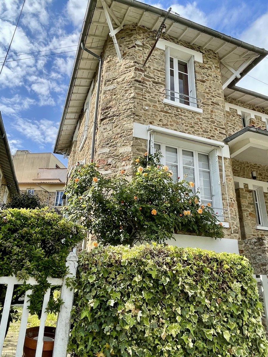 LudoLEJEUNE's tweet image. 📷 Dans cette ville de @larochesuryonfr, j’ai toujours bien aimé ce petit quartier ancien près de la rue d’Ecquebouille. Maisons centenaires, construites en logements sociaux à l’époque (1925-27). Elles sont entretenues, belles et fleuries (rue du Roc) 💟 #Patrimoine #CoupDeCoeur