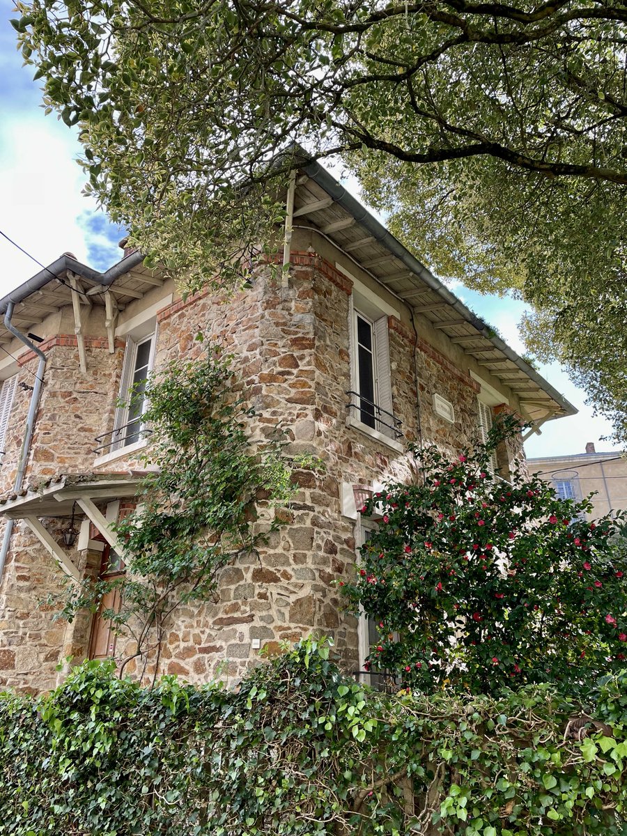LudoLEJEUNE's tweet image. 📷 Dans cette ville de @larochesuryonfr, j’ai toujours bien aimé ce petit quartier ancien près de la rue d’Ecquebouille. Maisons centenaires, construites en logements sociaux à l’époque (1925-27). Elles sont entretenues, belles et fleuries (rue du Roc) 💟 #Patrimoine #CoupDeCoeur