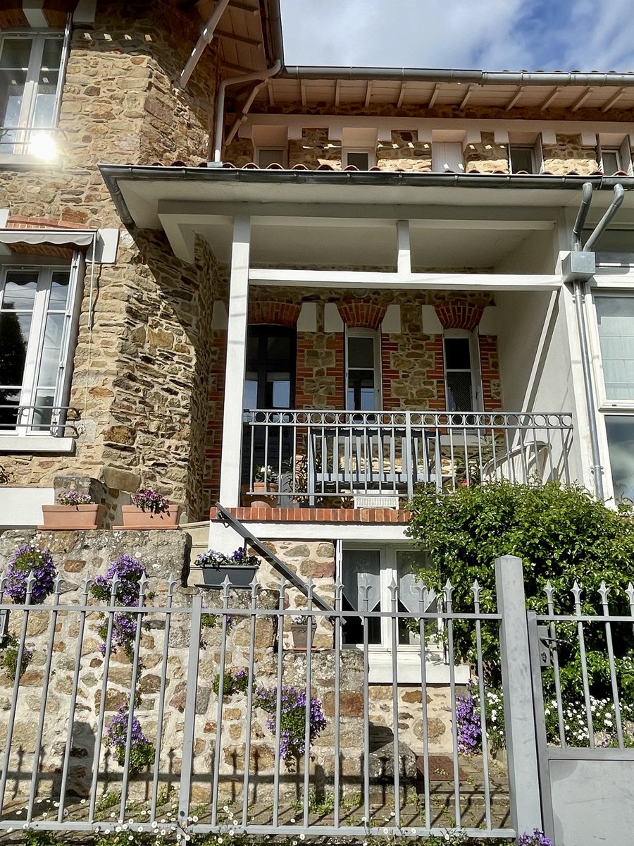 LudoLEJEUNE's tweet image. 📷 Dans cette ville de @larochesuryonfr, j’ai toujours bien aimé ce petit quartier ancien près de la rue d’Ecquebouille. Maisons centenaires, construites en logements sociaux à l’époque (1925-27). Elles sont entretenues, belles et fleuries (rue du Roc) 💟 #Patrimoine #CoupDeCoeur