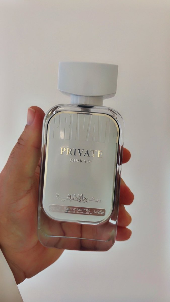 naifalnaami's tweet image. يمرّ…
ولا يُعلن حضوره،
لكنك تلتفت.

دفءٌ
كأنّه يعرفك،
ونفَسٌ
لا يُرى… لكنه يُروى.

شيءٌ
إذا اقتربتَ منه،
لم تسأله ما هو…
بل شعرت
أنك تعرفه. 

—نائف

#نصوص #literature #نصوص_رمزية #ن_ورده
 #نصوص_نايف #ن_النعامي #رسائل_نايف #نايف_النعامي
 #نايف_النعامي 
 #poetry  #literary