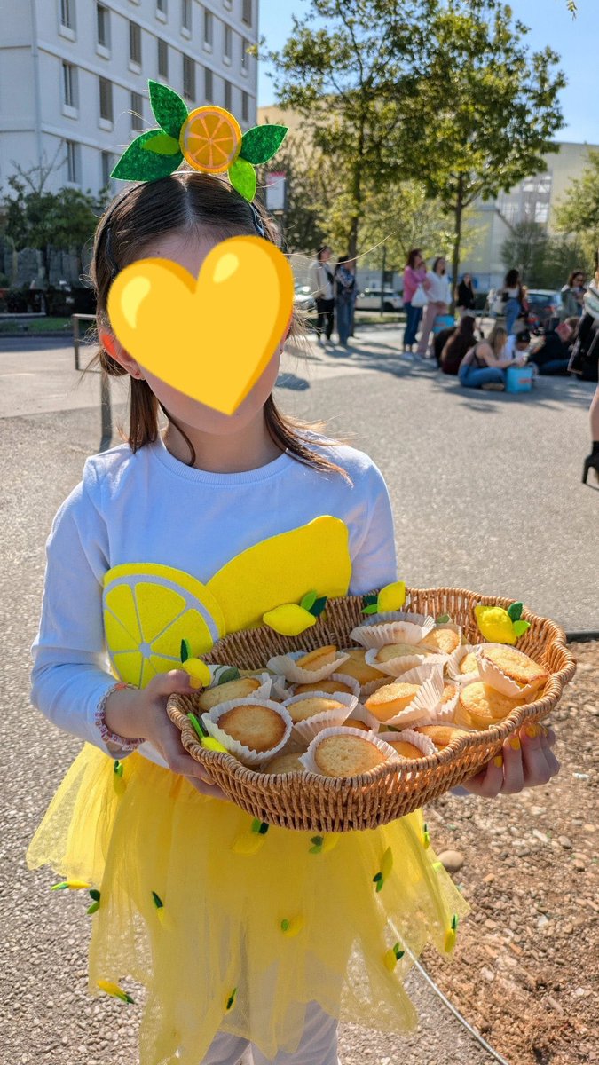 LTUpdatesPL's tweet photo. 📷 Wczoraj wieczorem w Lyonie widziano małą Louie, która rozdawała przed areną małe cytrynowe ciastka.

©Marion28_369 https://t.co/ee8DpP75ci