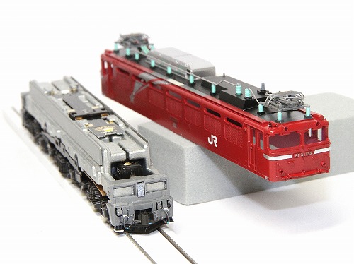 EF81-133号機〔田〕《北斗星色（後期）》加工中画像です

検修梯子掛けブラケットリベット表現やローラー装置脱出防止金具リアル化など　EF81定番の加工に加え　変形列車無線アンテナ・転落防止柵取り付け金具など　133号機の特徴も造り込んでいます

室内には運転台・機械室内表現も行いました…