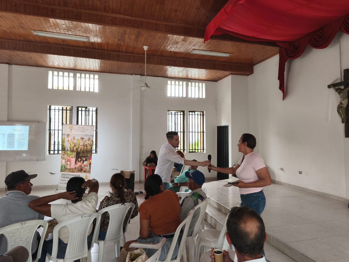 URestitucion's tweet photo. #AEstaHora En Montería, la URT 🌱, a través del Grupo Fondo y la Dirección Territorial Córdoba, desarrolla la segunda jornada del proceso de entrega de $3.630 millones de pesos para la construcción de 60 proyectos de vivienda 🏡 en favor de víctimas en la región, en articulación con @MinAgricultura. Hoy se realiza una actividad de diálogo con las familias, orientada a resolver inquietudes y avanzar en su validación para la construcción de las casas bajo el modelo de autogestión.

@Antonio_mo8, coordinador del Grupo Fondo, recalcó que, mediante este mecanismo, el Gobierno de @petrogustavo resuelve un rezago en la ejecución de órdenes judiciales en vivienda, heredado de gobiernos anteriores.