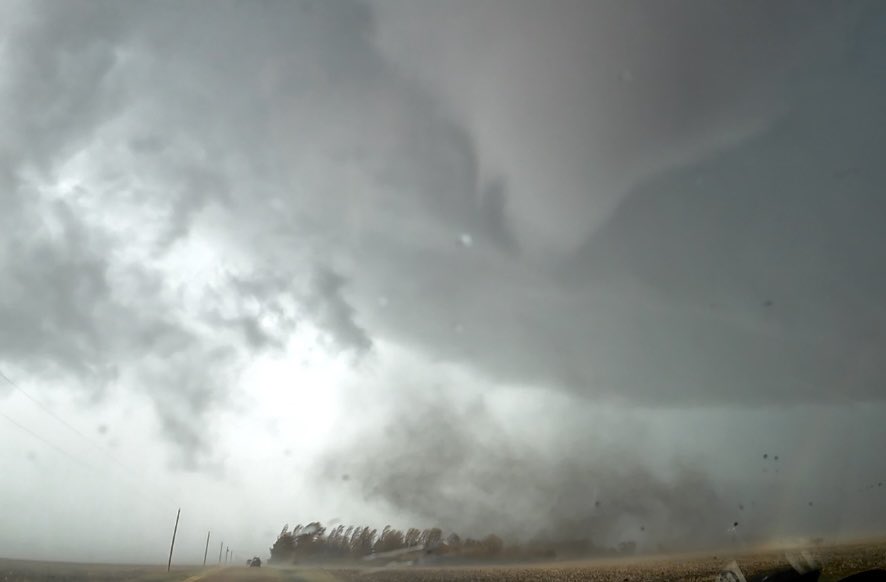 I have so much video to go through from Monday, but here are some screen grabs of the Truman, MN tornado 🌪️ 

Peep <a href="/ReedTimmerUSA/">Reed Timmer, PhD</a> and Team Dominator getting into position 

#mnwx