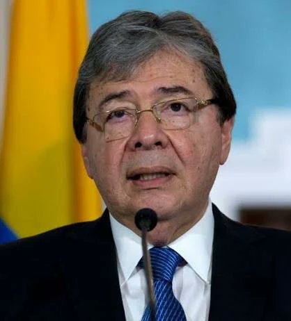 Eclides3's tweet photo. Mientras el General Juan Carlos Buitrago hacía esfuerzos por capturar a Papá Pitufo,su Ministro uribista Carlos Holmes Trujillo le daba toda la información al abogado Filipichín Abelardo de la Espriella y éste se la transmitía al perseguido.
Son delincuentes por dónde se les mire https://t.co/X5XBxm6z7F