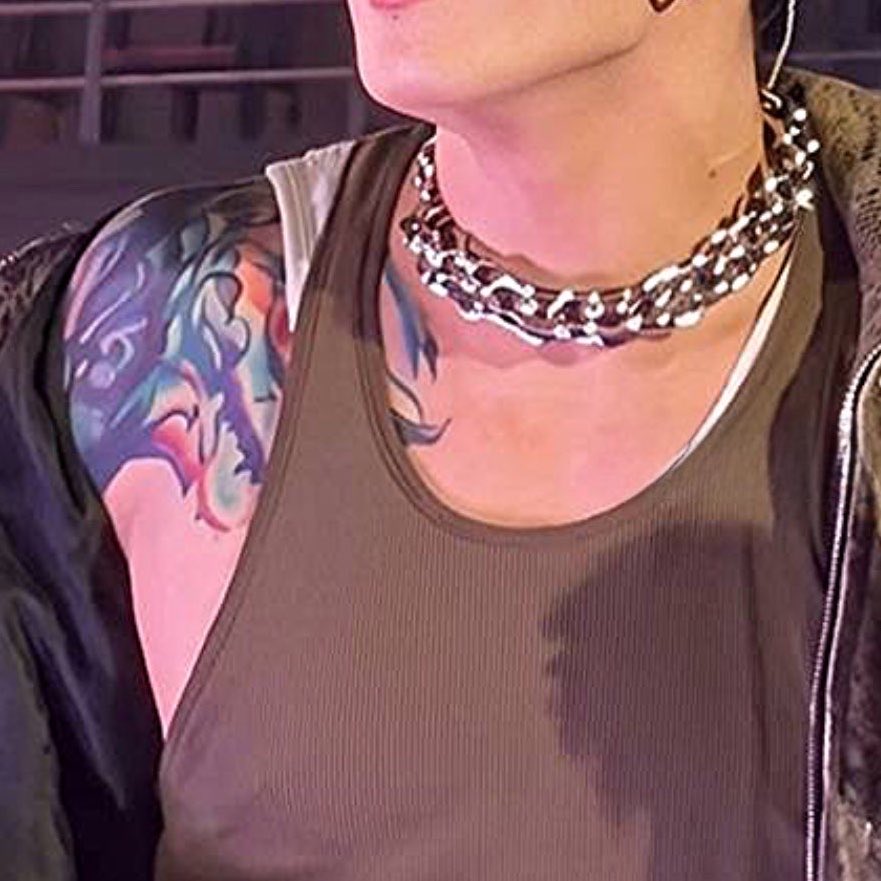 his chest tattoo in 4K