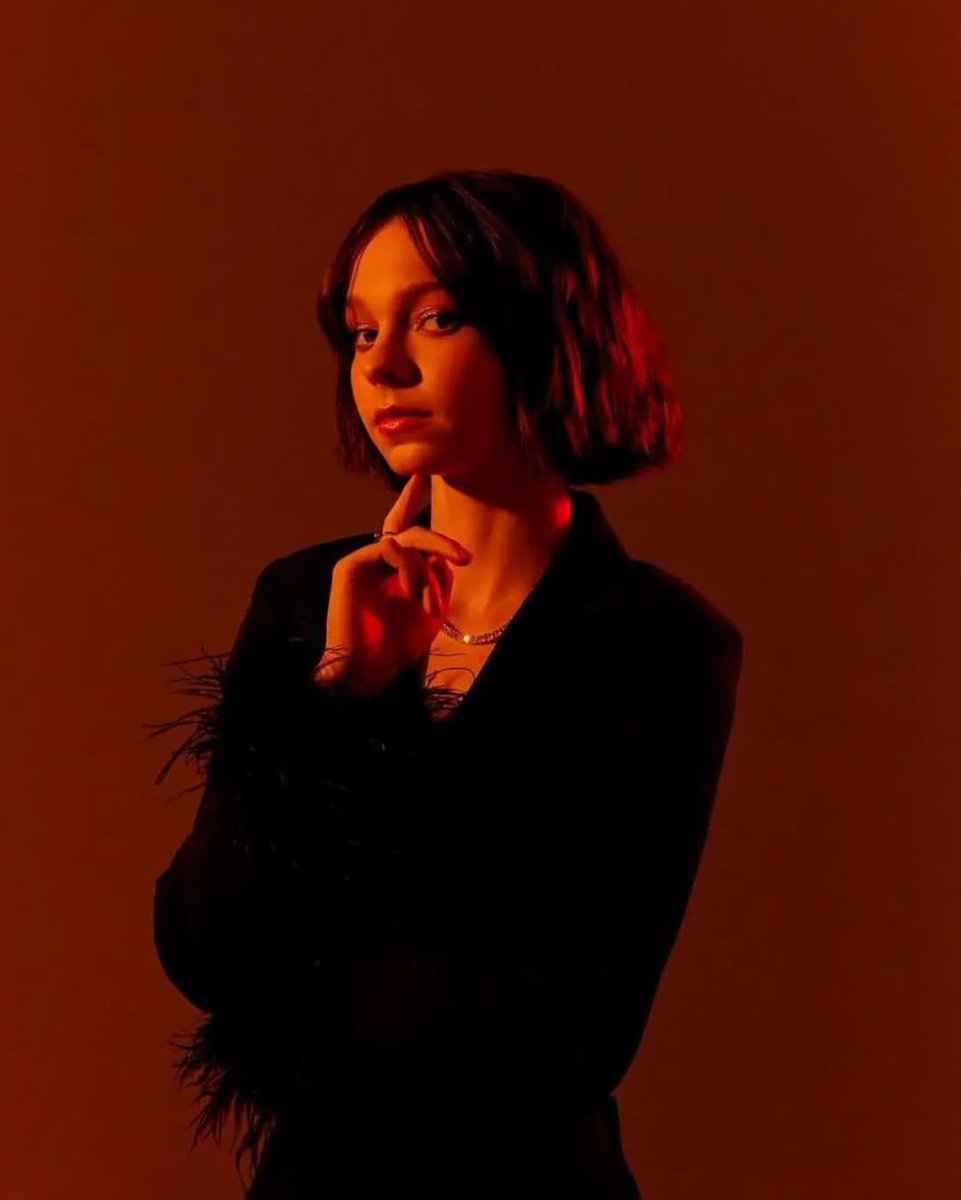 EmMyersFanAcc's tweet photo. 🔴 R E D.       L I G H T. ❤️ https://t.co/LUzVljqxpH