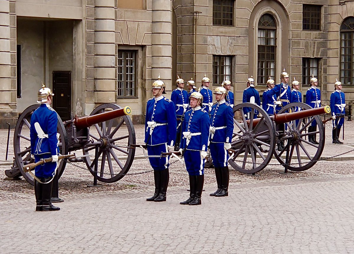 1981Chateaux's tweet photo. 4️⃣ The iconic Changing of the Guard in the palace courtyard! Sweden’s Royal Guards (Livgardet) stand proud in striking blue 19th-century uniforms, spiked helmets, and with historic cannons. A daily tradition since 1523 that brings history to life.
#ChangingOfTheGuard #Sweden https://t.co/zZnli3aYho