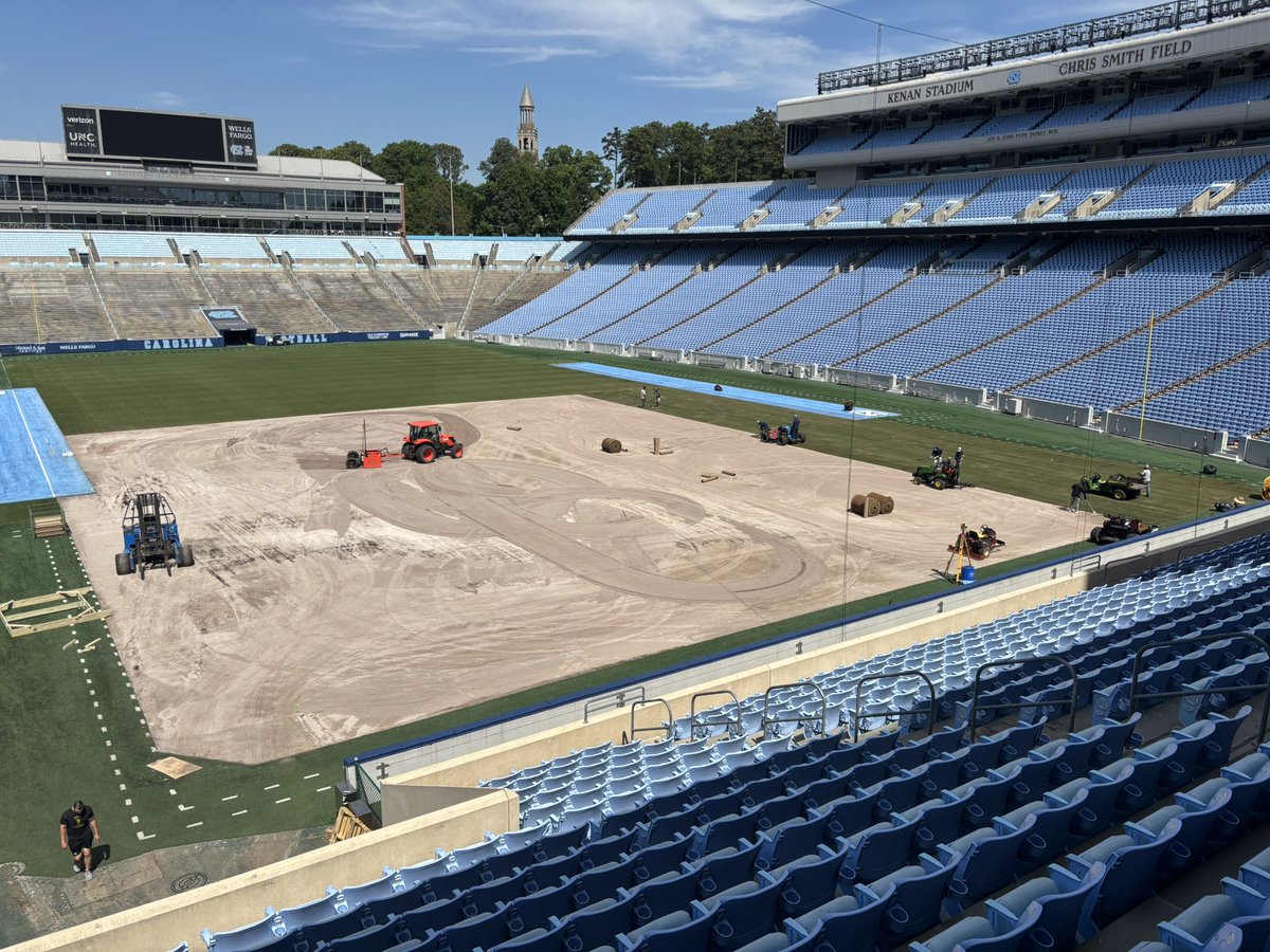 Ryan_Anderson96's tweet photo. Going to be back ready for UNC Football before you know it! @earthworksturf triple 3 as a preplant then a roll and water right after it’s laid. GameOnGrass Tahoma in perfect condition from @CarolinaGreenCo https://t.co/UAHDlgvYNb