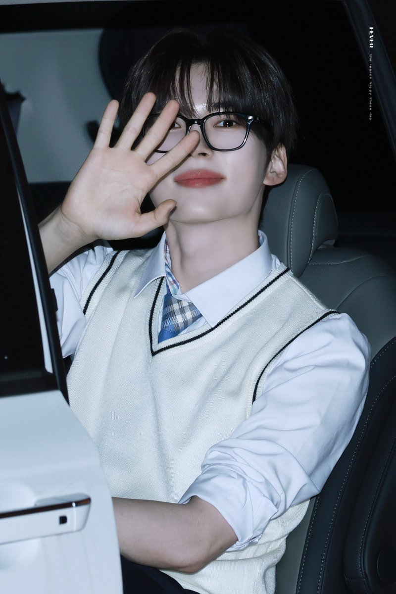 𝐅𝐄𝐕𝐄𝐑 tweet media