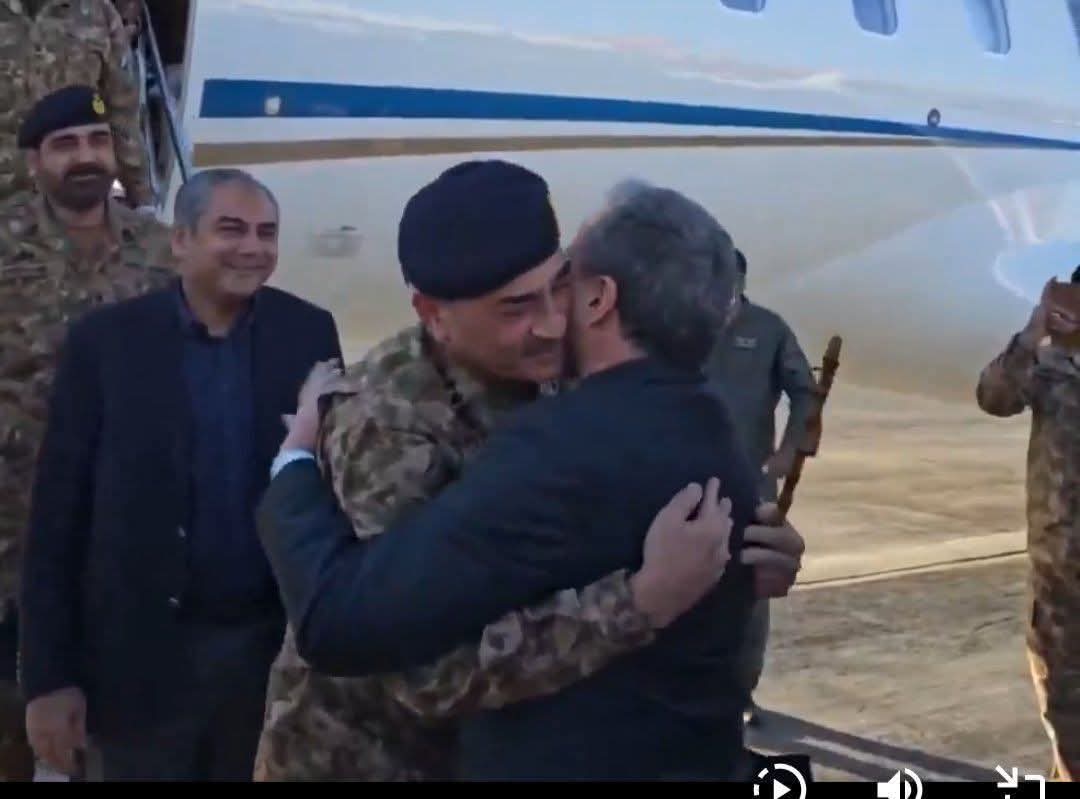 بالٹیاں سر پہ پہن کے باہر نکلنے والے غور سے دیکھ لیں ۔
شیر بلا خوف و خطر اس سرزمین پہ اترا ہے جو ہر وقت اسرائیل کے نشانے پہ ہے ۔ 
اللہ تیرا حافظ و نگہبان ہو فیلڈ مارشل ❤️