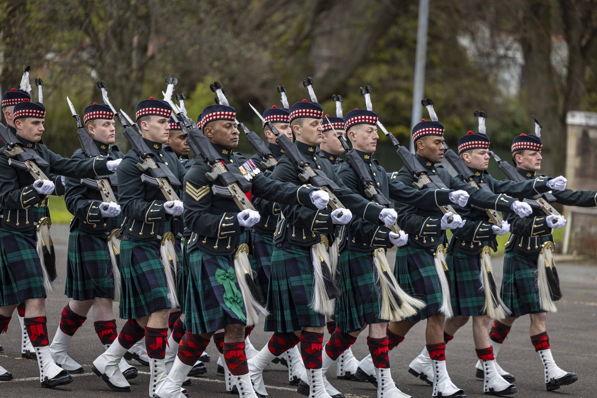 ArmedForcesDay's tweet photo. Precision on parade. 💂

5 SCOTS prepare to take up duty as the King’s Guard. 👑

Celebrate the success of the UK Armed Forces this summer. 🇬🇧

Find your event 👇
https://t.co/lOi5aaU0Yx https://t.co/H6gj1ygxdi