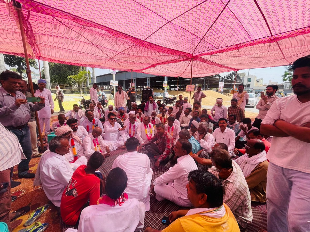 आज संगरिया धान-मण्डी में अपने हक व अधिकार के लिए धरने पर बैठ धानका/धाणका समाज के प्रबुद्धजनों, प्रतिनिधियों व कामगारों से मुलाकात कर उनके प्रति अपना समर्थन व्यक्त किया।

धानका और धाणका समाज — ये दो नाम नहीं, बल्कि एक ही अनुसूचित जनजाति समुदाय की पहचान है। इनके रीति-रिवाज,