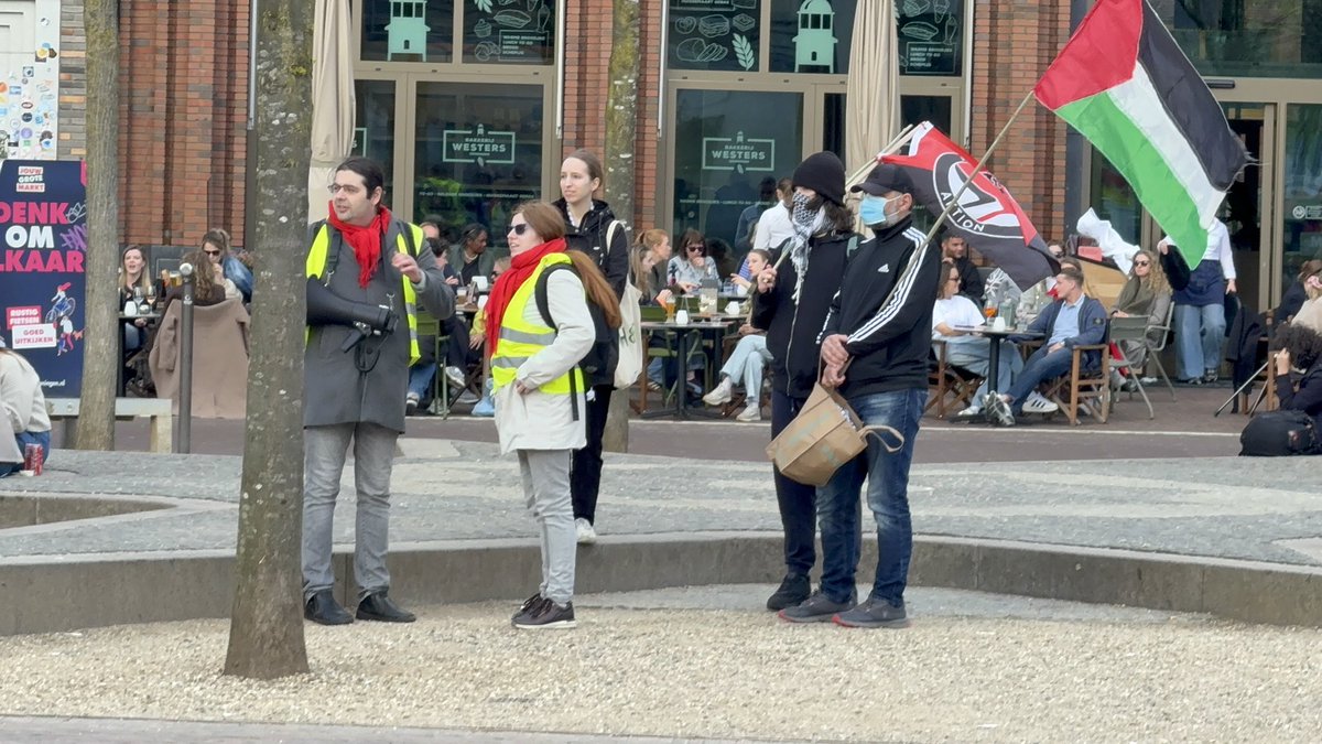 EppoTjuchem's tweet image. De wekelijkse 'haat-parade' is weer begonnen op de Grote Markt. 

In plaats van een gezellige terrasavond in Stad, krijgen we dit weer voorgeschoteld. 

Wanneer is het klaar?

#Groningen #GroteMarkt #GenoegIsGenoeg"