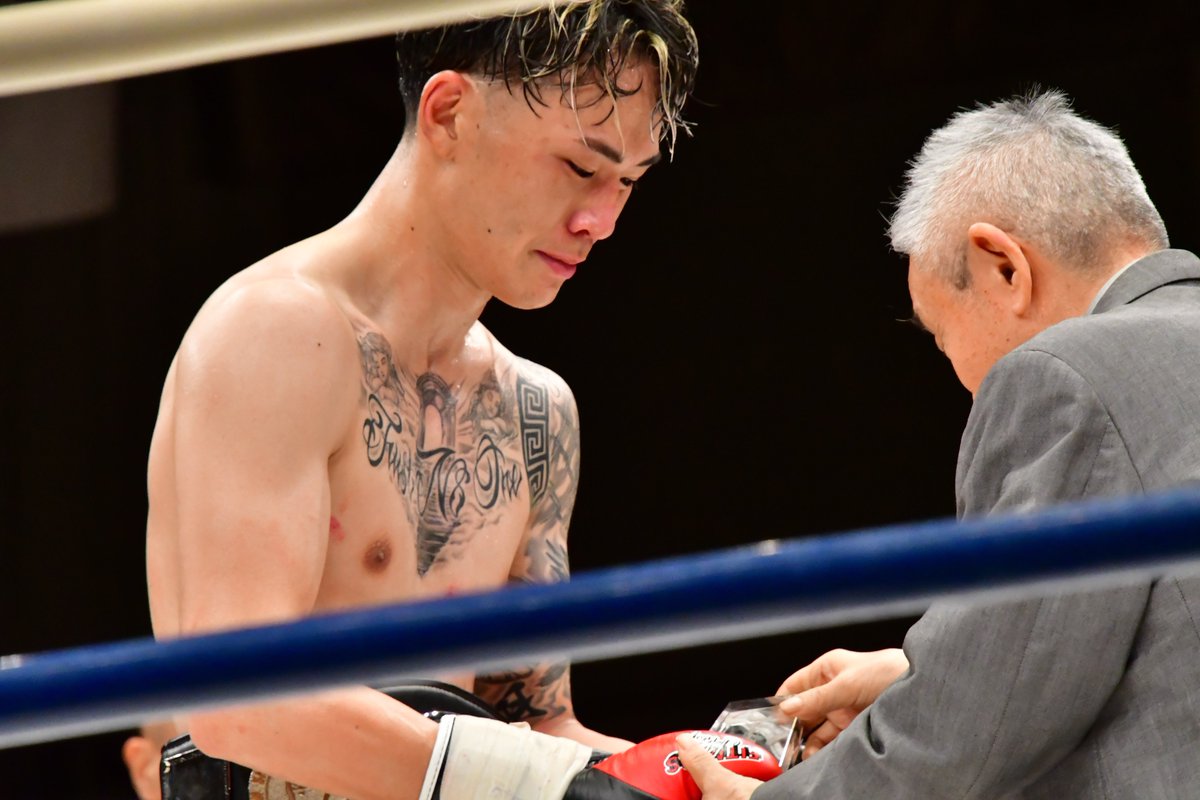 Executioner893's tweet photo. SB日本ライト級王座のチャンピオンベルトが腰に巻かれるとひときわ嬉しそうな表情を見せた新王者・手塚翔太選手。マイクでも素直な気持ちでSB王座獲得の嬉しさを表していた翔太選手だ。
#shootboxing https://t.co/K2Slhjjwj2