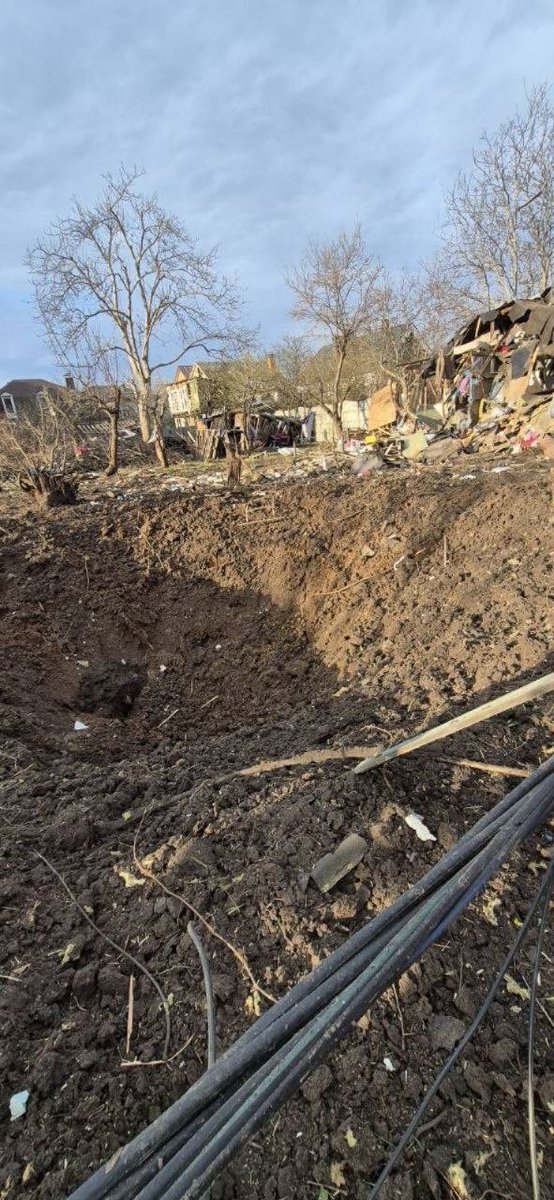 Вночі під час обстрілу прилетіло в дім мого друга.

Усе, що було вдома, за секунди поділилось на нуль. Дружина і діти друга зараз у лікарні.

Вони живі, але залишилася без дому після цієї ночі.

Збираєм на допомогу родині. 

Реквізити на збір 👇
