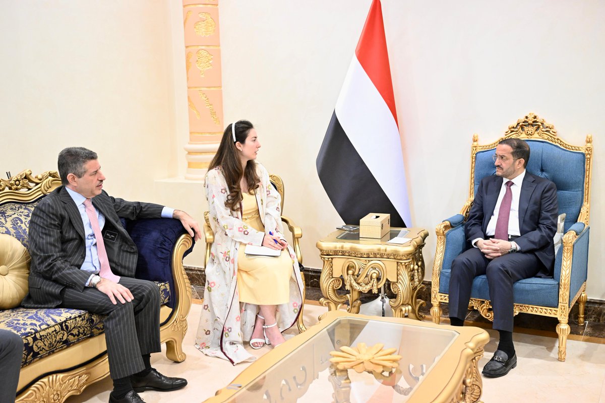 USEmbassyYemen's tweet photo. التقى السفير #ستيفن_فاجن بنائب رئيس مجلس القيادة الرئاسي عثمان مجلي لبحث جهود الحكومة في تعزيز مؤسسات الدولة، وتحسين تقديم الخدمات، ومعالجة التحديات الاقتصادية في اليمن. وأشاد السفير بجهود مجلس القيادة الرئاسي والحكومة في تطوير المؤسسات المدنية والأمنية، وتوسيع نطاق الفرص الصحية والاقتصادية لتلبية احتياجات المواطنين اليمنيين. #USAwithYemen