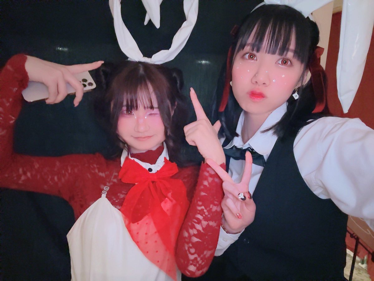 moe_1047's tweet photo. ディーラーさん🐇

本編はほぼ絡みゼロでしたけど、裏では仲良しです🤍笑

なにより今回ゲーム監修の一環で、ディーラー研修もさせていただいたんですけれども、難しいこと沢山言ったにも関わらずみなさまの練習のおかげでどの卓も面白いゲームになりました🫶🏻

＃脳汁日記
＃エンドルフィンキッカー https://t.co/5xdFwl20ON