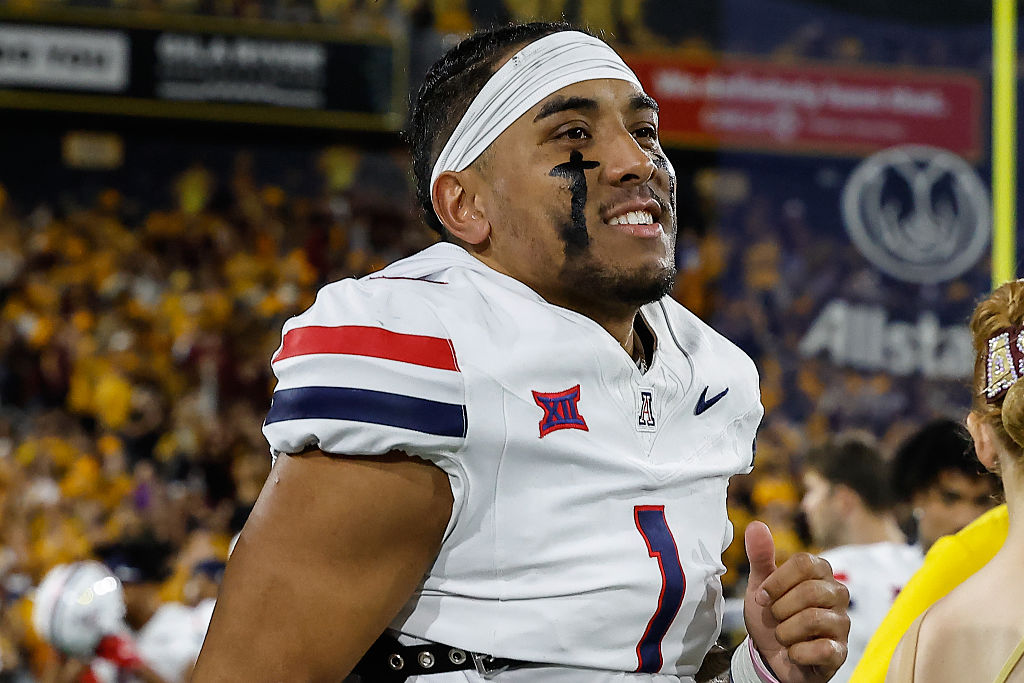 "I didn't come back for a 10-win season. I came back for it all." Arizona's Noah Fifita leads all college quarterbacks in TD passes. His story of sticking around in Tucson is an ode to permeance and building roots in a transient era. espn.com/college-footba…