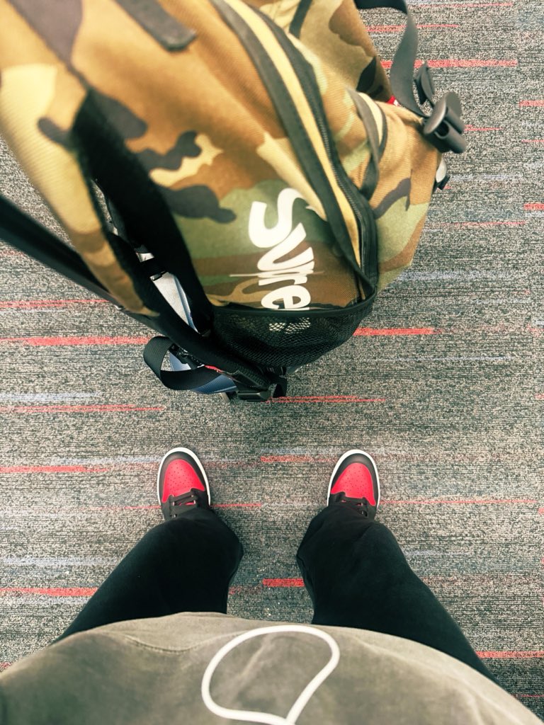 BudThaKing's tweet photo. #SoleCheck Taking Flight βοΈ #KotD #YourSneakersAreDope https://t.co/Nqaq3E4GVu